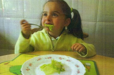 Lucía comiendo su lechuga