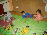 niños pintando el mural de la prehistoria