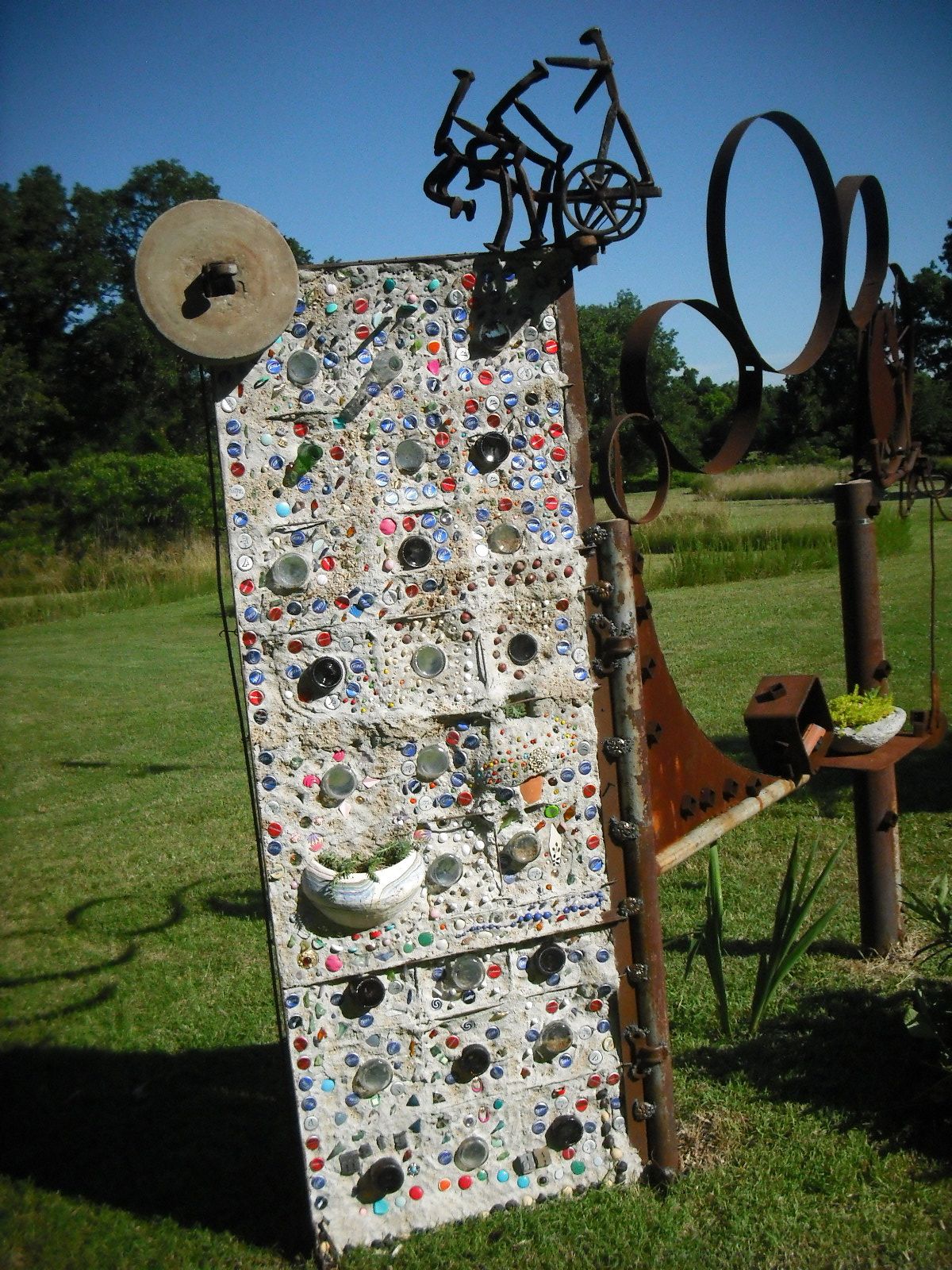 Concreted bed springs....with bottles etc Recycle mattress, Yard art