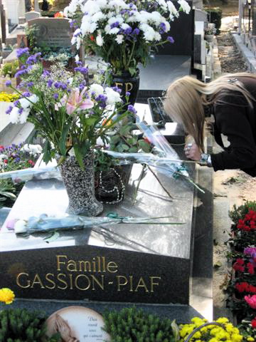 [Rube+kissing+Édith+Piaf's+grave.jpg]