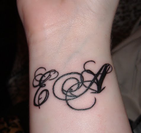 handgelenk tattoos kleine engelsfluegel taetowierung am handgelenk handgelenk tattoos kleine engelsfluegel taetowierung am handgelenk