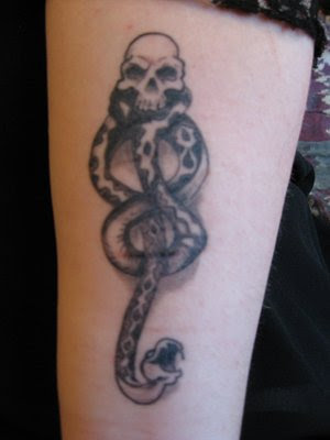 El lugar favorito de los mortífagos XD (¿Te gusta el tatuaje, Aloony =P?) El lugar favorito de los mortífagos XD (¿Te gusta el tatuaje, Aloony =P?)