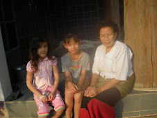 My mom and my nieces in Hangchat