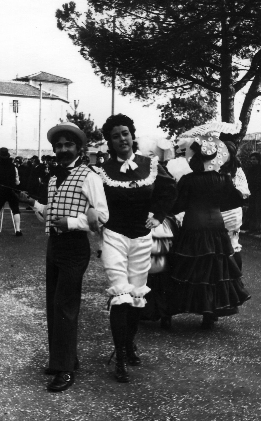 [1971++gruppo+mascherato+con.jpg]