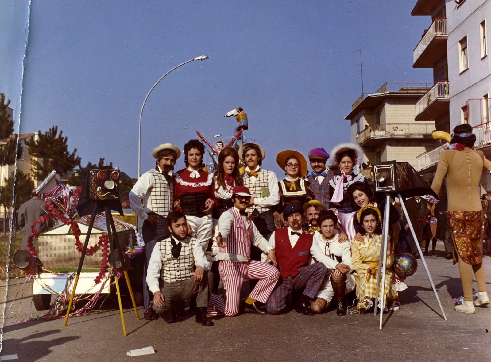 [1971+gruppo++mascherato+in+posa.jpg]