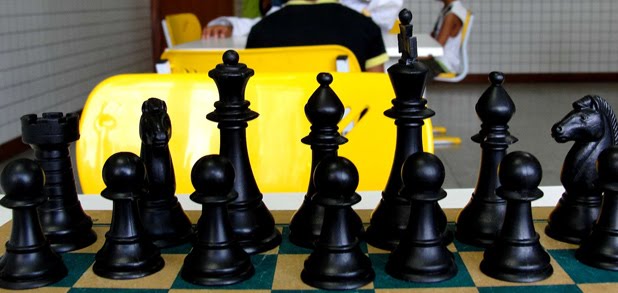 Peça de xadrez de rei e rainha de ouro conceito para competição e  estratégia de negócios ia generativa