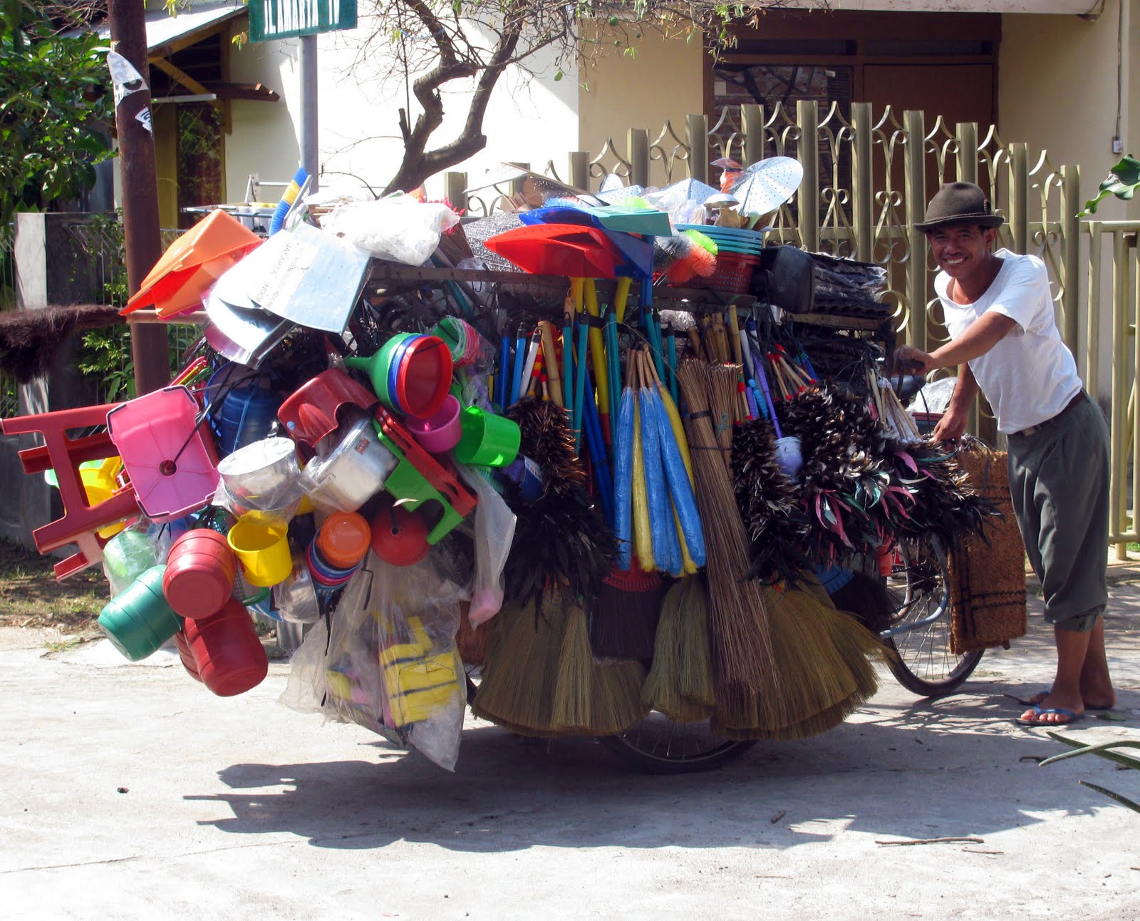 Through my camera: Perjuangan Penjual Peralatan Rumah Tangga