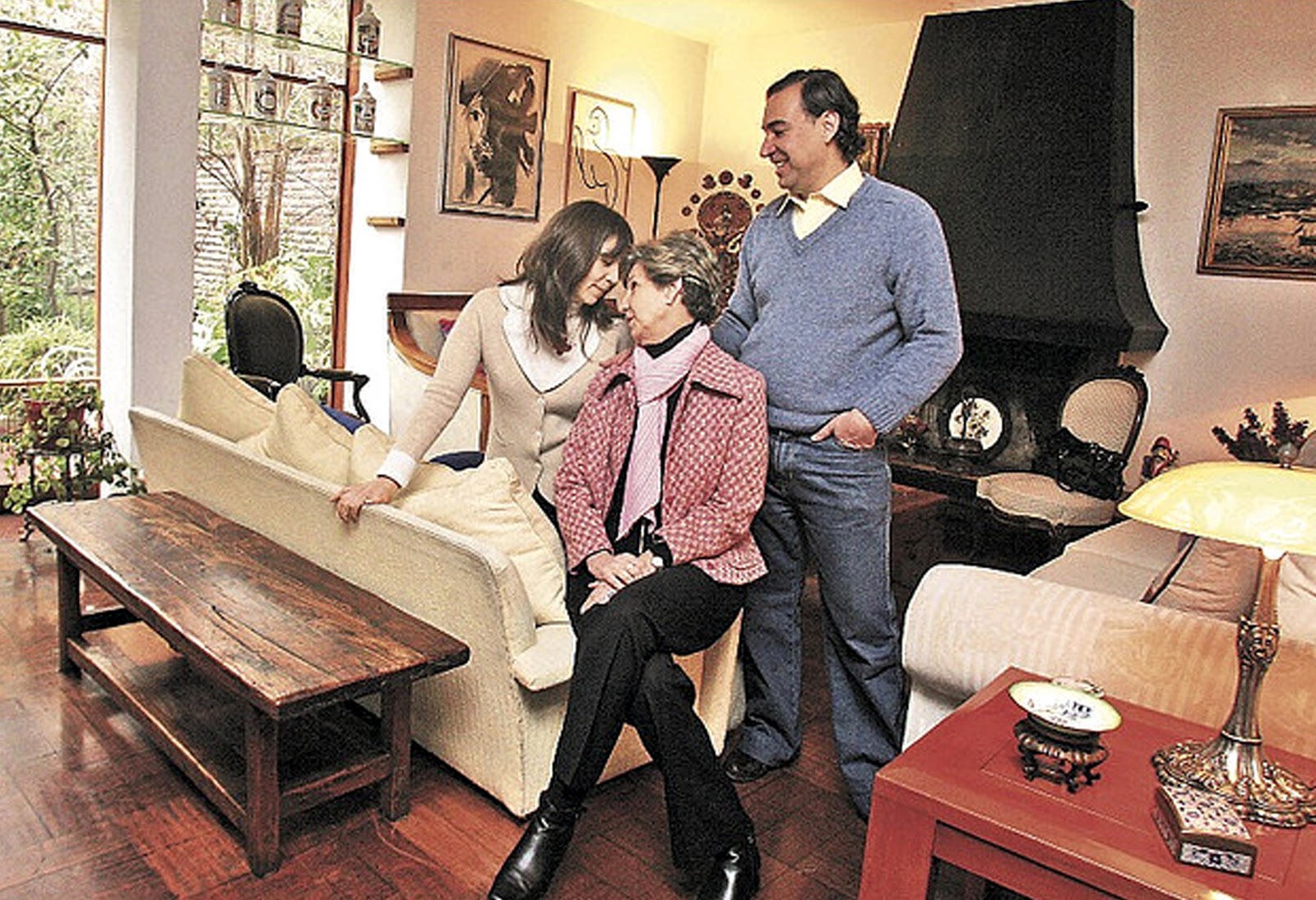 http://4.bp.blogspot.com/_I8mbKdrdk_I/TQtD3x8EsVI/AAAAAAAAdxM/rxEZYrlN0d8/s1600/ISABEL+ALLENDE+GONZALO+MEZA+ALLENDE+ET+SA+FILLE+MARCIA+A+LA+MAISON+DE+GUARDIA+VIEJA+EN+2009.jpg
