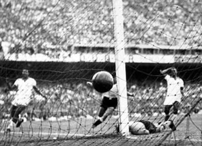 http://4.bp.blogspot.com/_I98vmfXgPnM/TB6MBs_9-0I/AAAAAAAADxw/loTjYGD2VO8/s400/gol_ghiggia_gr.jpg