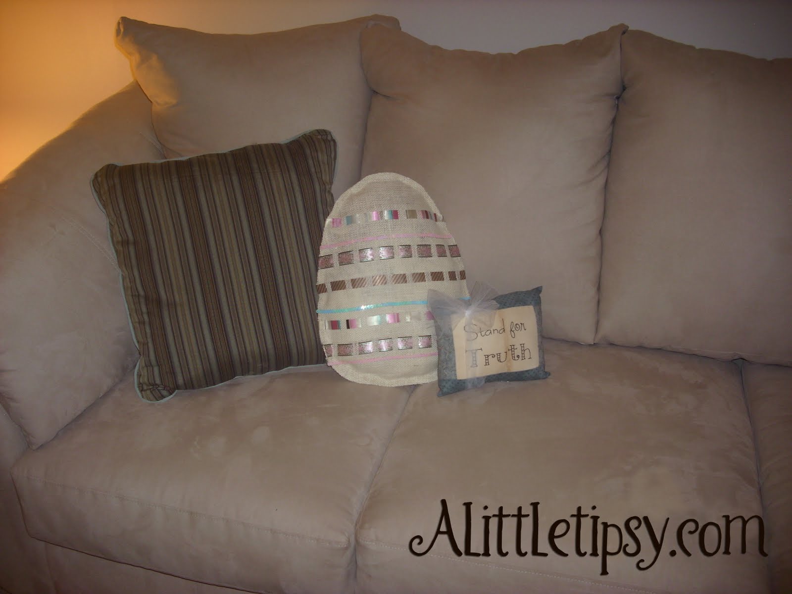 [Burlap+Easter+Egg+Pillow.jpg]