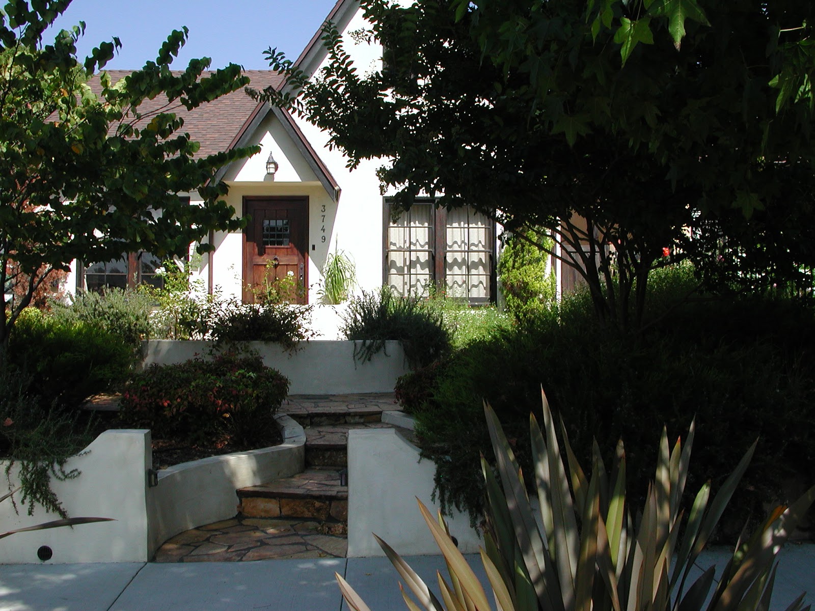 Fairy Yardmother Landscape Design: Front Yards -- The Pony Wall