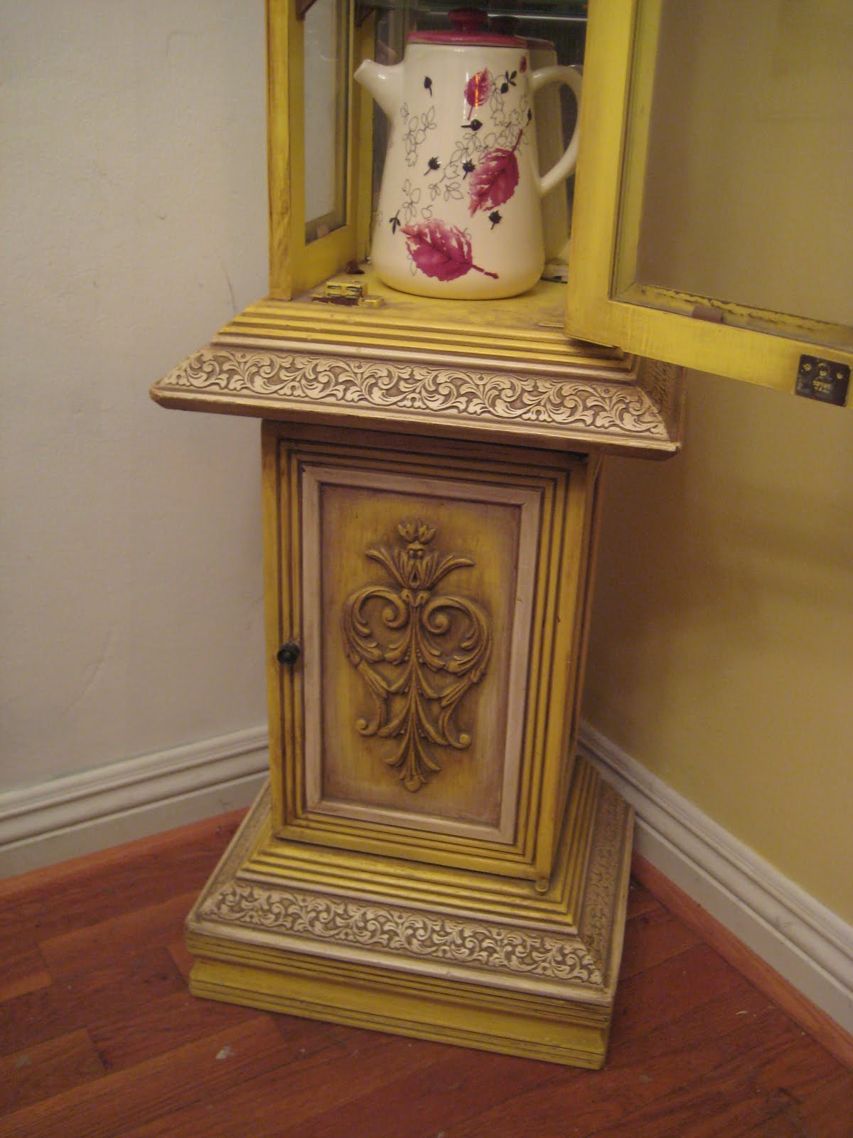 Amerige Avenue My Teapot Collection in Mom's Vintage Curio