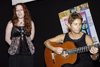 Barcelona: Merche y Rose cantando bajo la pantalla, con luz y taquígrafos. (Foto: Ariadna Creus)