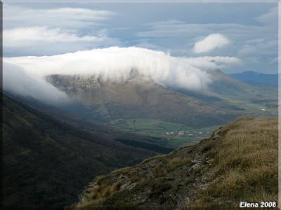 Manto de nubes sobre la sierra Garobel/Salvada