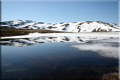 Laguna de las Yeguas, al fondo Peña Cabrita
