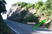 Tomamos una senda al otro lado de la carretera.