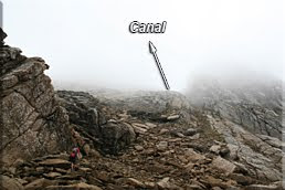 La niebla oculta la canal