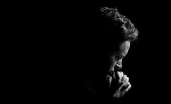 man+praying+in+dark.jpg