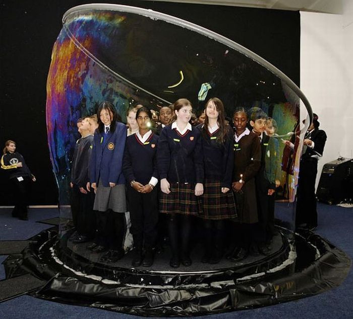 [Giant-soap-bubbles-05.jpg]