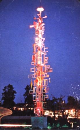 Torre Cinética de Noche