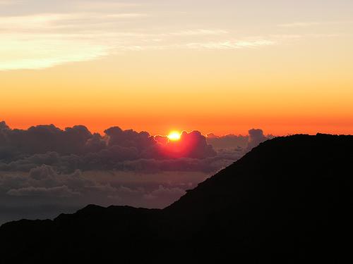 [maui+sunrise+from+Go+visit+maui.jpg]