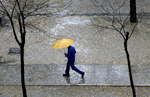 um homem em Madrid, à chuva