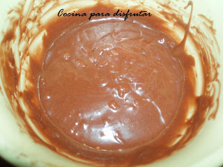 receta PASTEL DECORADO DE ARABESCOS DE MOUSE DE NUTELLA CON NATILLAS