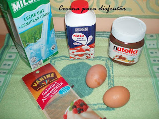 receta PASTEL DECORADO DE ARABESCOS DE MOUSE DE NUTELLA CON NATILLAS