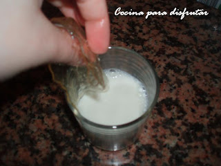 receta PASTEL DECORADO DE ARABESCOS DE MOUSE DE NUTELLA CON NATILLAS