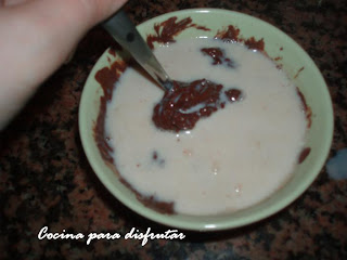 receta PASTEL DECORADO DE ARABESCOS DE MOUSE DE NUTELLA CON NATILLAS