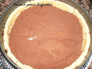 PASTEL DECORADO DE ARABESCOS DE MOUSE DE NUTELLA CON NATILLAS