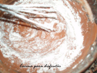 receta PASTEL DECORADO DE ARABESCOS DE MOUSE DE NUTELLA CON NATILLAS