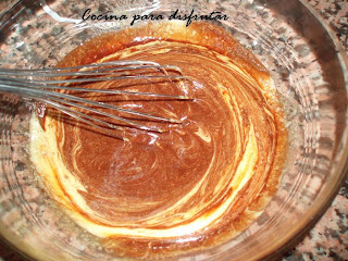 receta PASTEL DECORADO DE ARABESCOS DE MOUSE DE NUTELLA CON NATILLAS