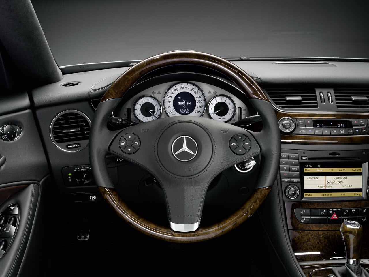 [2009_Mercedes-Benz-CLS_11.jpg]