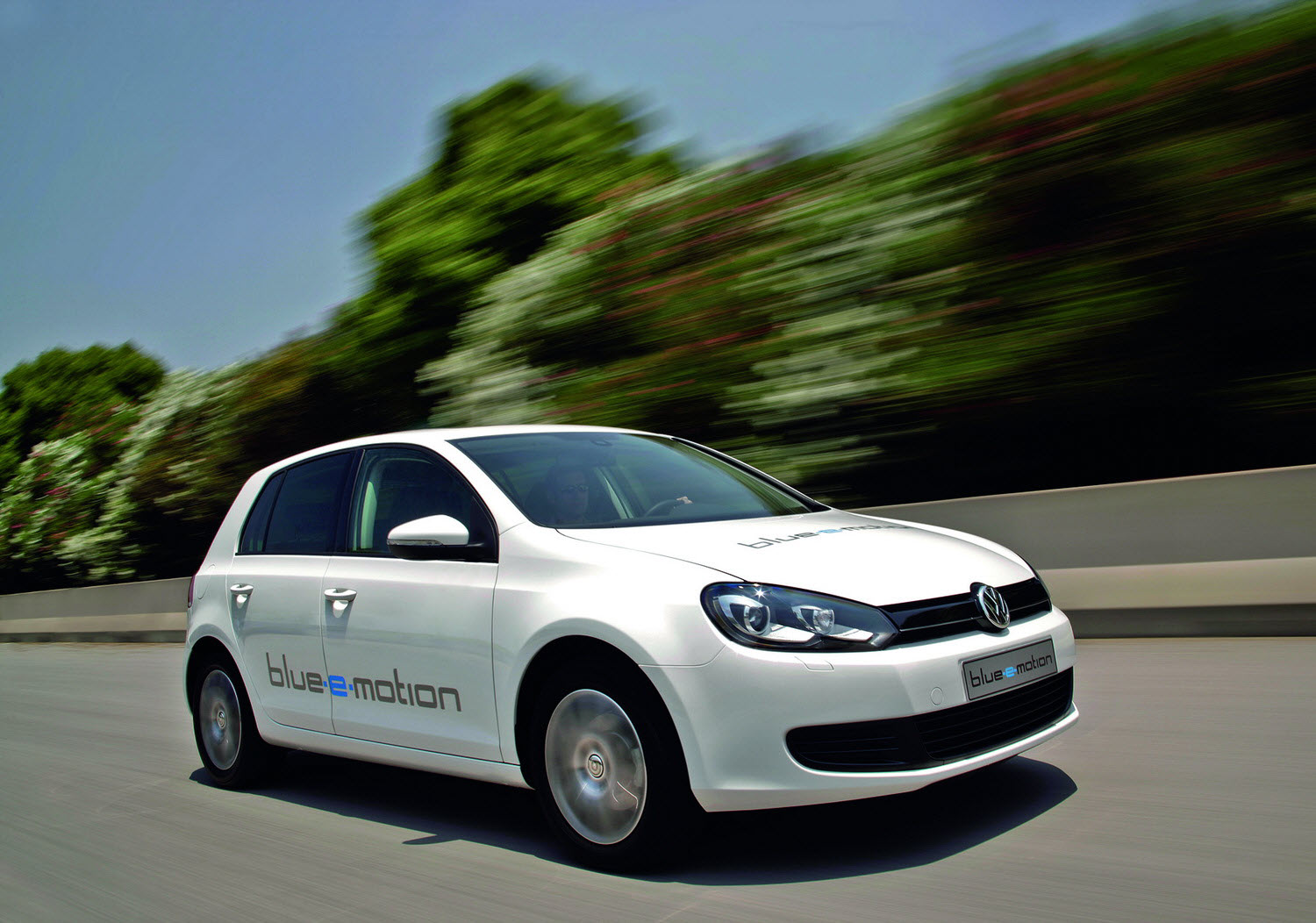 http://4.bp.blogspot.com/_Ii6kdI6KbZY/TNk6auNGxlI/AAAAAAABBXY/kwtMC95RphM/s1600/VW-Golg-Blue-E-Motion_03.jpg