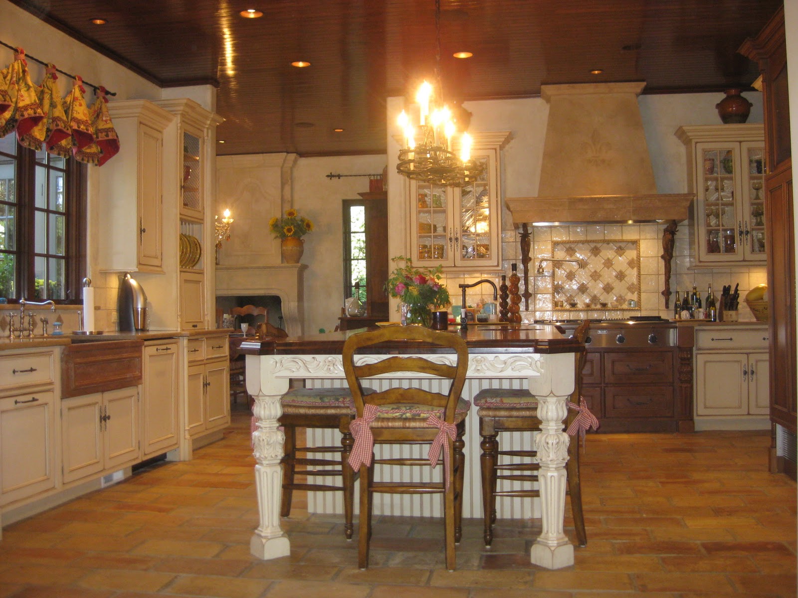 Glazed kitchen cabinet doors French Country Kitchen