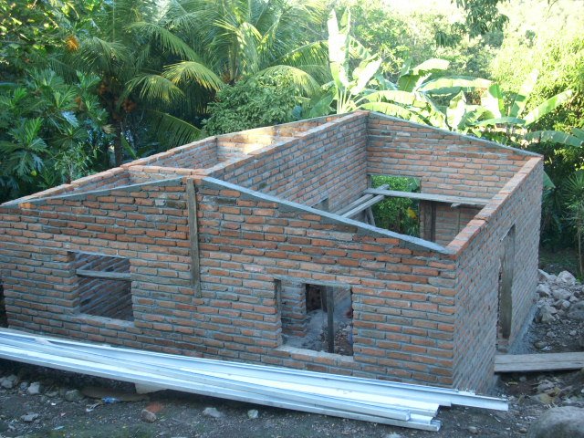 [House+ready+for+roof2+(Small).JPG]