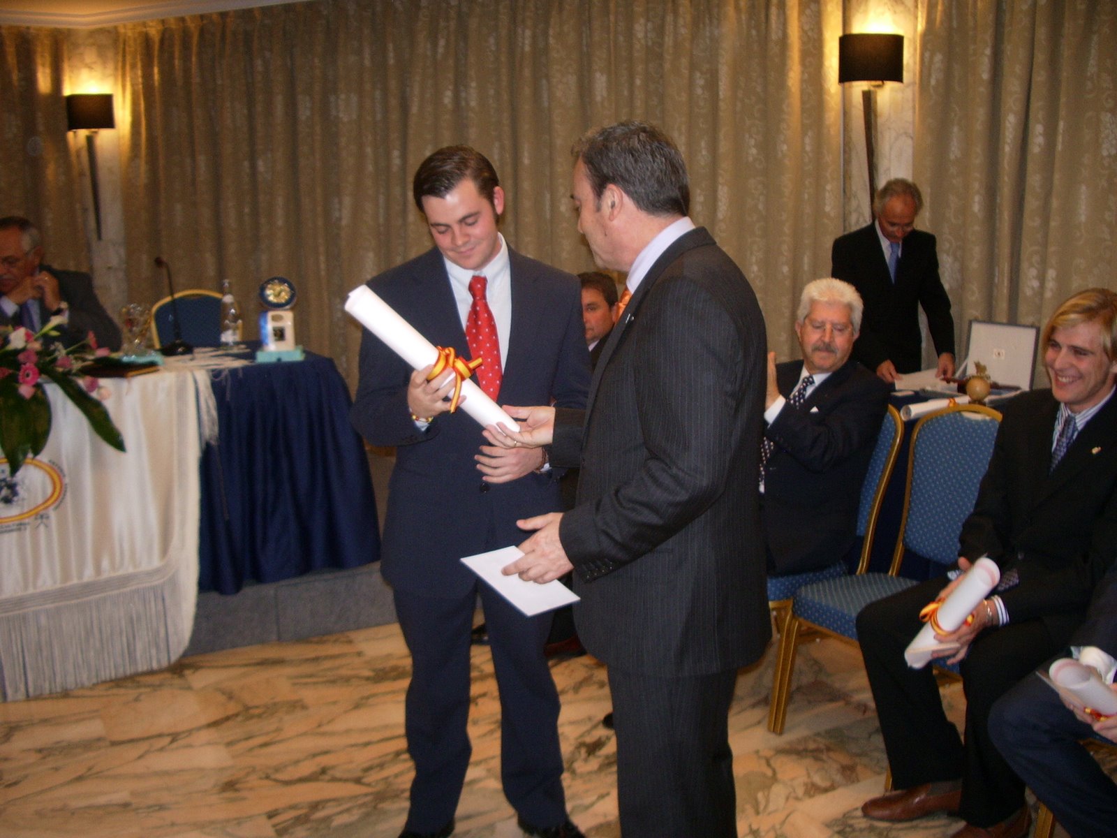 [Con+el+premio.JPG]