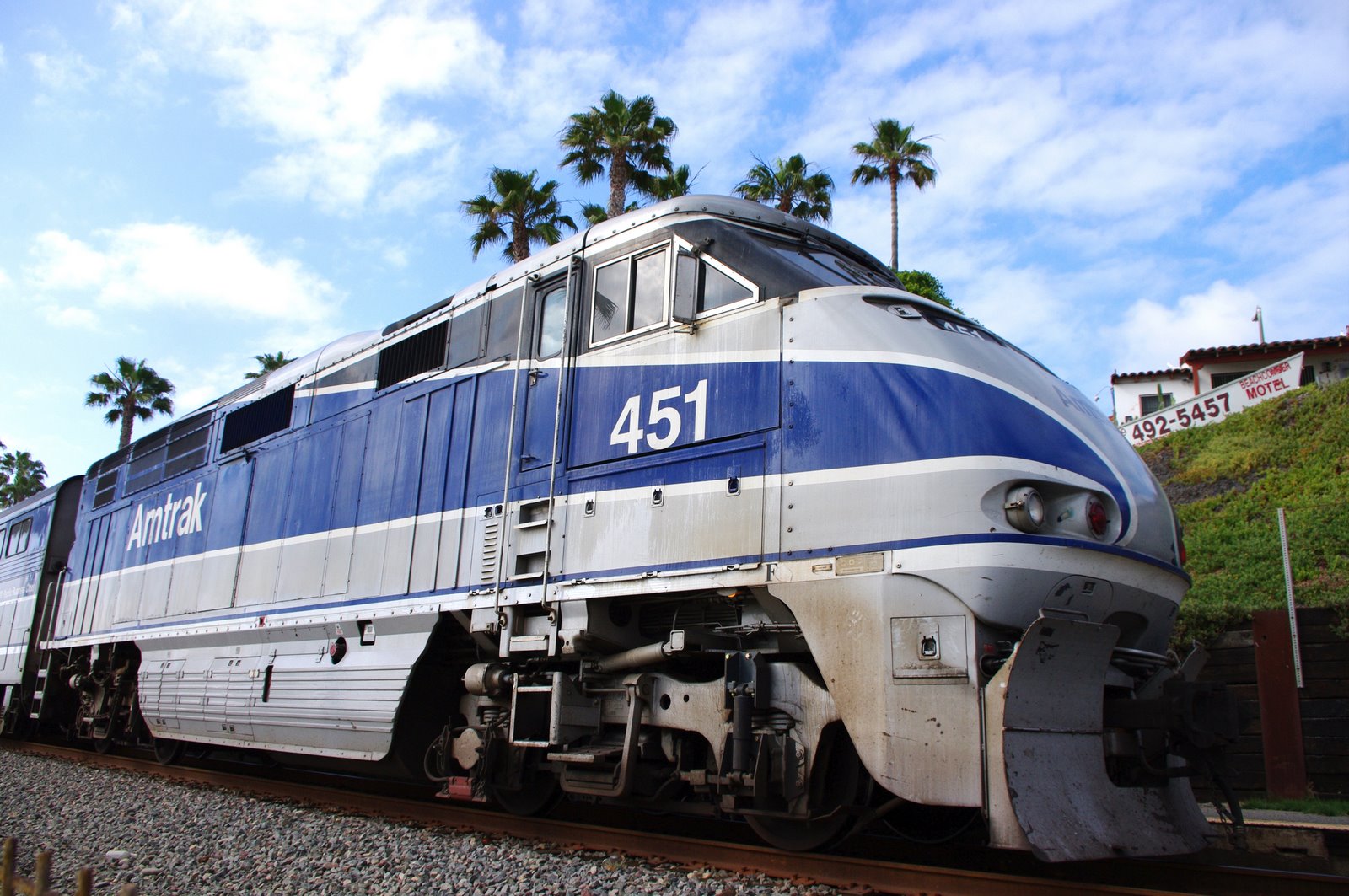 [Amtrak+Engine.jpg]