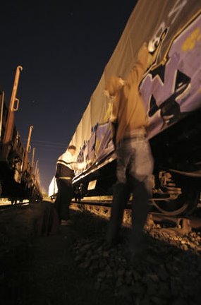 Una noche pintando trenes de mercancías