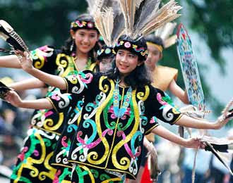 http://4.bp.blogspot.com/_Iyk9Z3mnwpw/TTekrg87kqI/AAAAAAAAAAM/Xq3A784n_Is/s400/dayak-dance.jpg