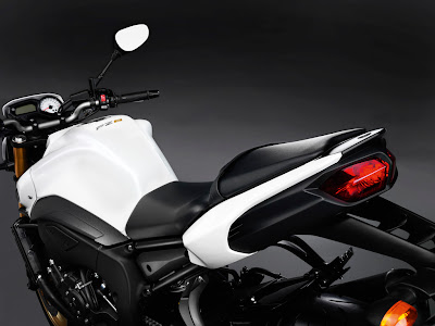 http://4.bp.blogspot.com/_J3_liDBfbvs/S6d3zygvyHI/AAAAAAAAi1Y/EhrMY_H_M3E/s400/2010-Yamaha-FZ8-Rear.jpg
