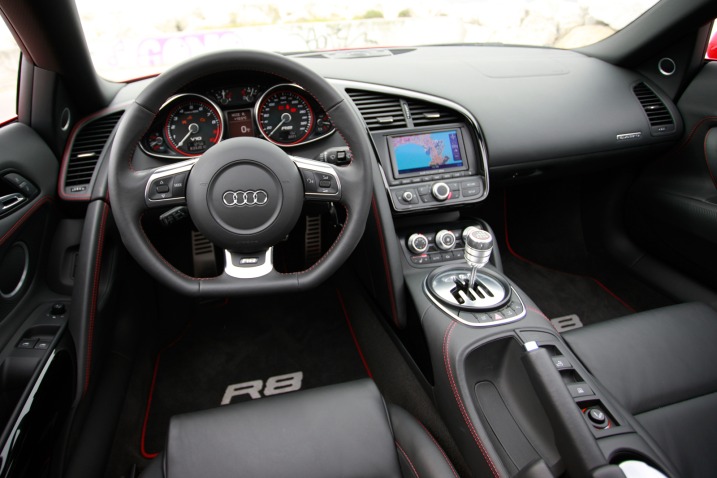 2011-Audi-R8-Spyder-5.2-FSI-V10-Car-Interior.jpg