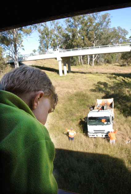 [train+bridgeworkers+e.jpg]