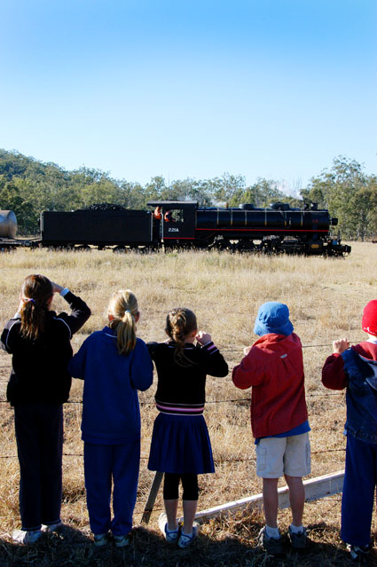 [train+arrive2+e.jpg]