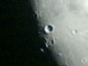 Cratera da lua observada com um telescópio toya 70700