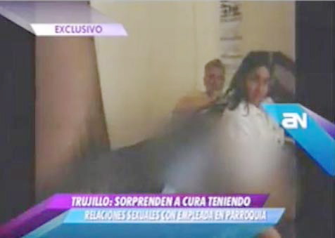 Marido flagra padre fazendo sexo com a mulher em igreja