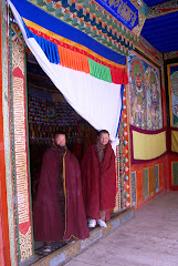 monks at door of tsokchen