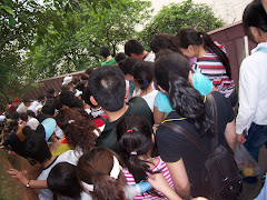 crowds on stairs on the way down to the base of the Buddha