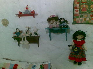 Toda la casa rodeada de muñecas